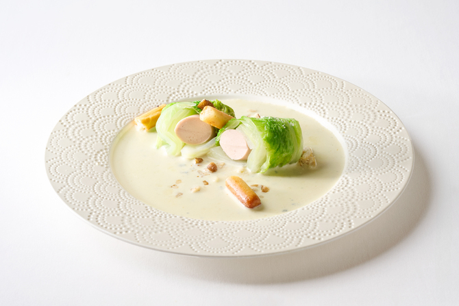 アル・ケッチァーノ 奥田政行氏考案 白菜で巻いたフィッシュソーセージ ゴルゴンゾーラチーズソースとナッツ